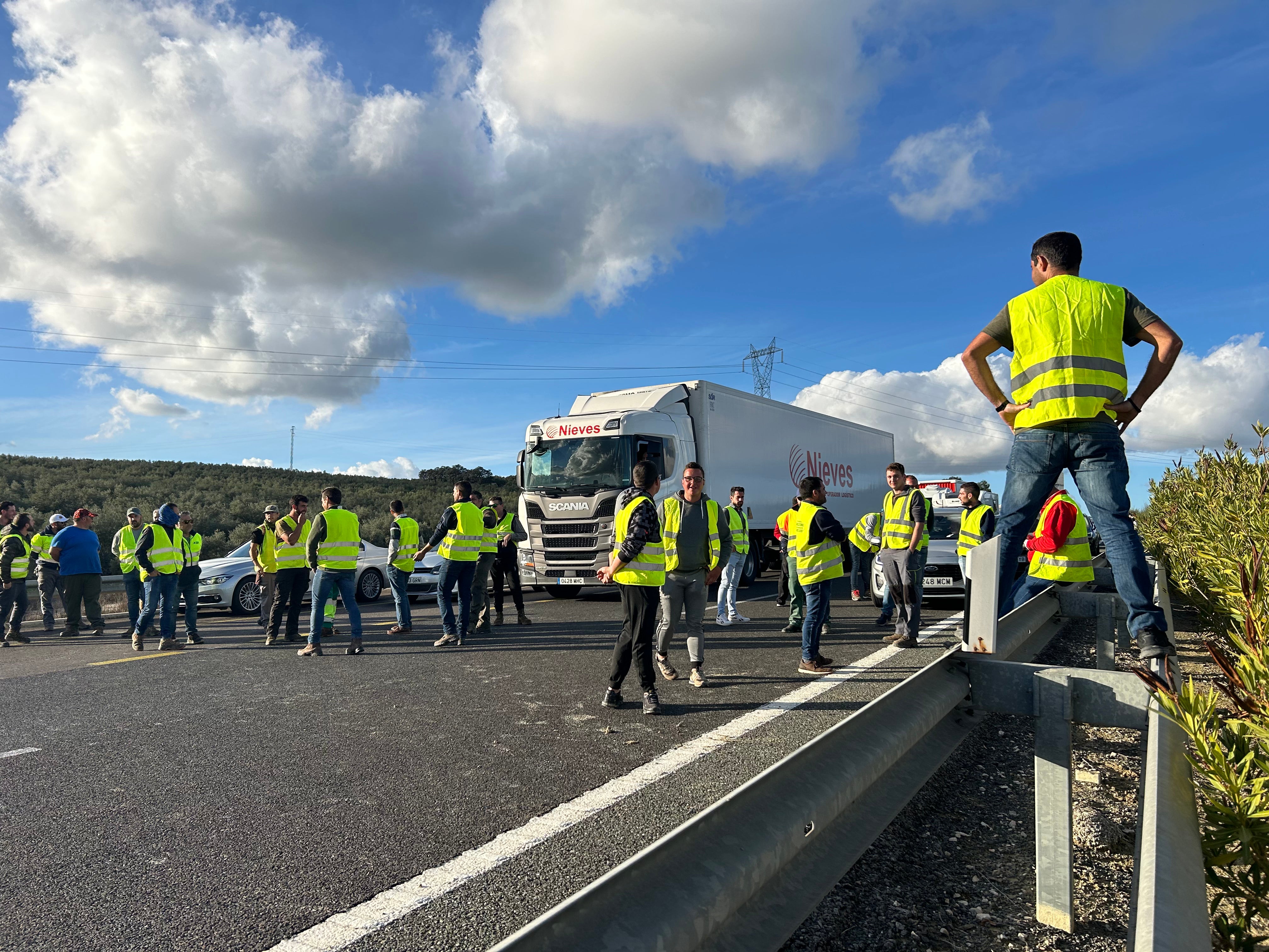 Fotos: una nueva tractorada de protesta corta carreteras en la Subbética