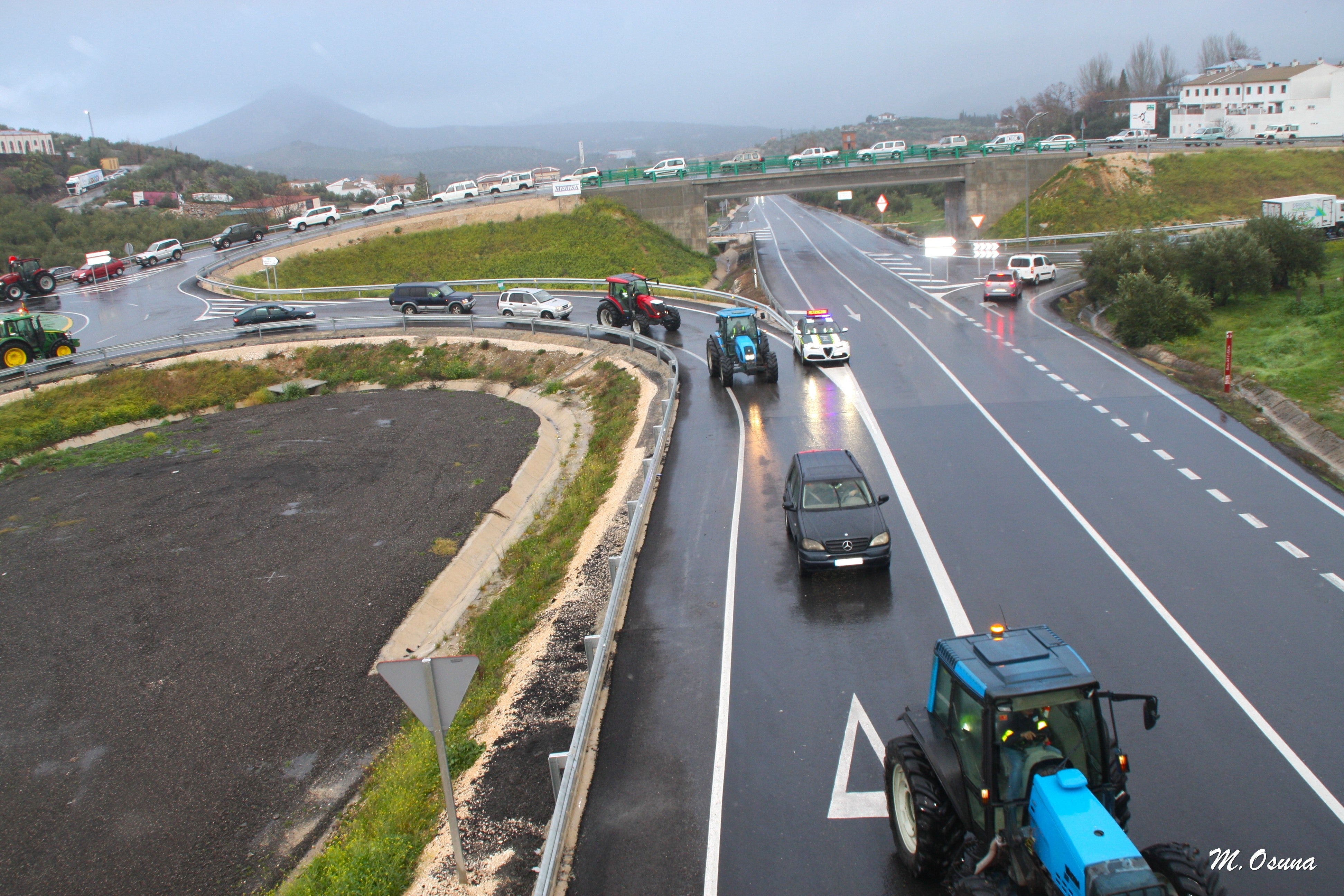 Fotos: una nueva tractorada de protesta corta carreteras en la Subbética