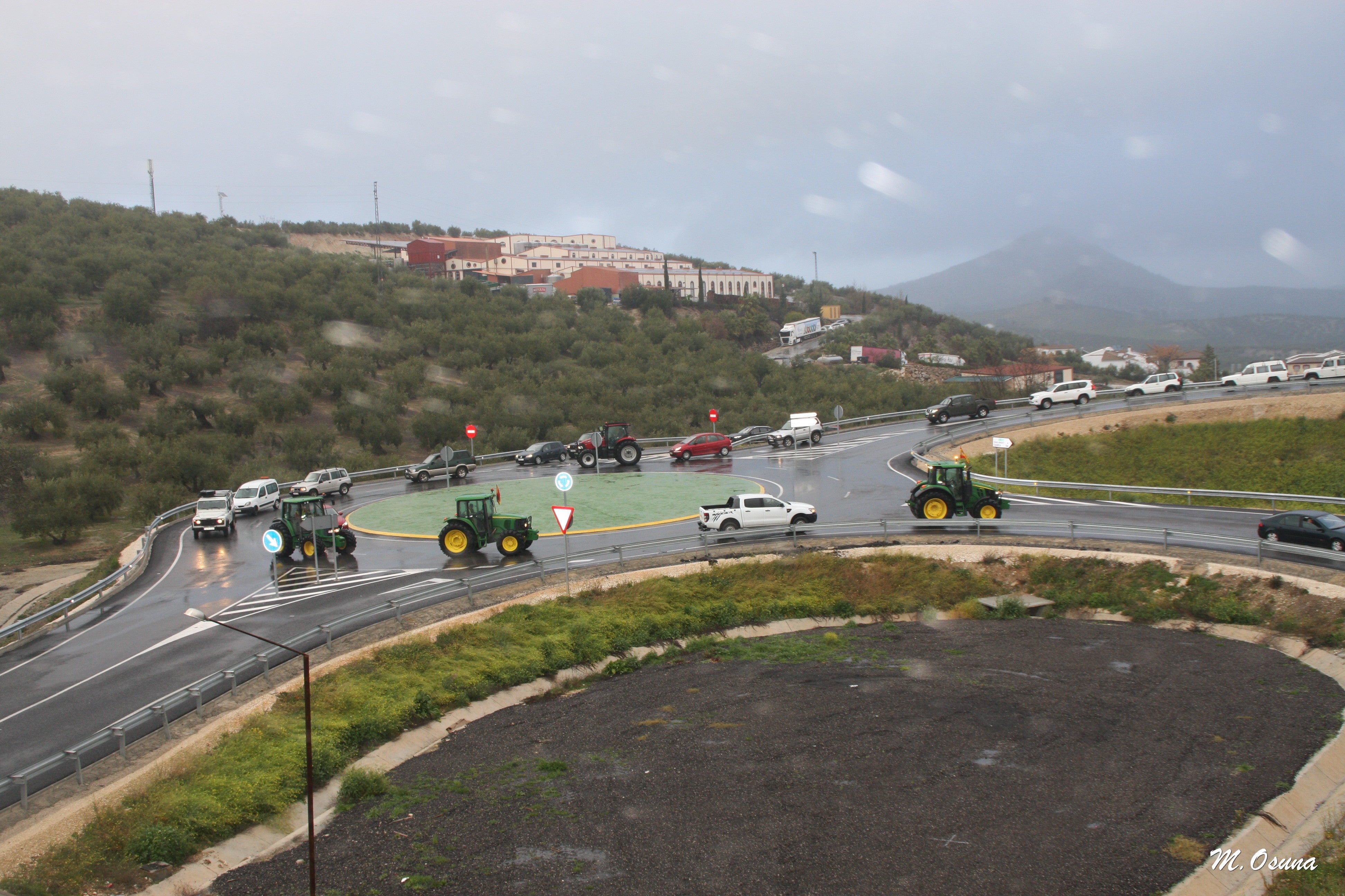 Fotos: una nueva tractorada de protesta corta carreteras en la Subbética