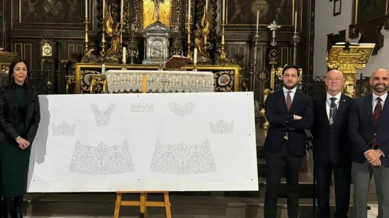 Gonzalo Navarro Ambrojo; el hermano mayor, Manuel López, y Alfonso Muñoz, el domingo, junto al diseño