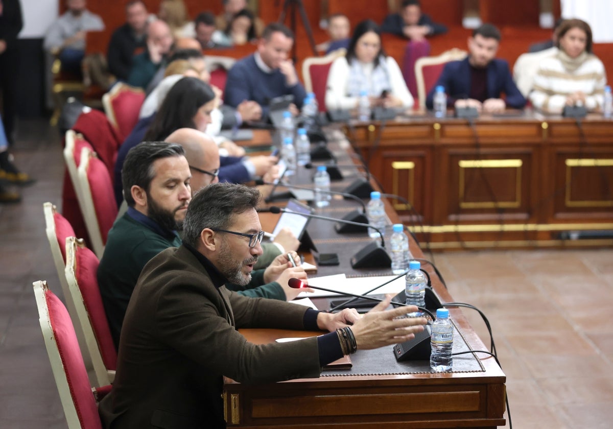 El portavoz socialista en la Diputación José Antonio Romero durante un Pleno provincial