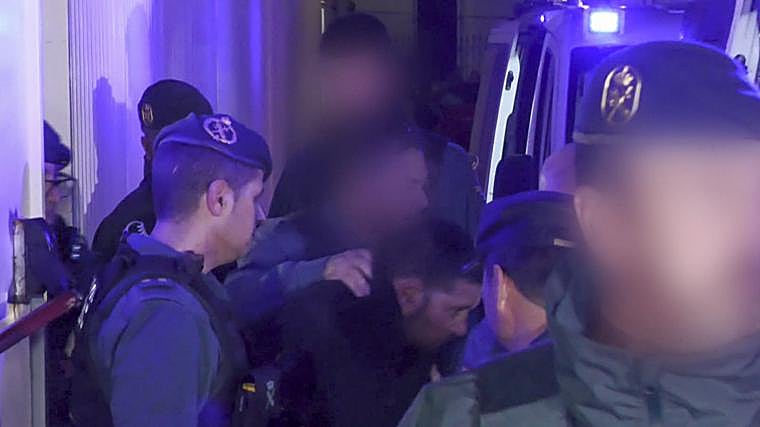 Agentes de la Guardia Civil trasladan desde el juzgado de Barbate a la prisión Puerto II, en el término gaditano de El Puerto de Santa María, a los seis detenidos