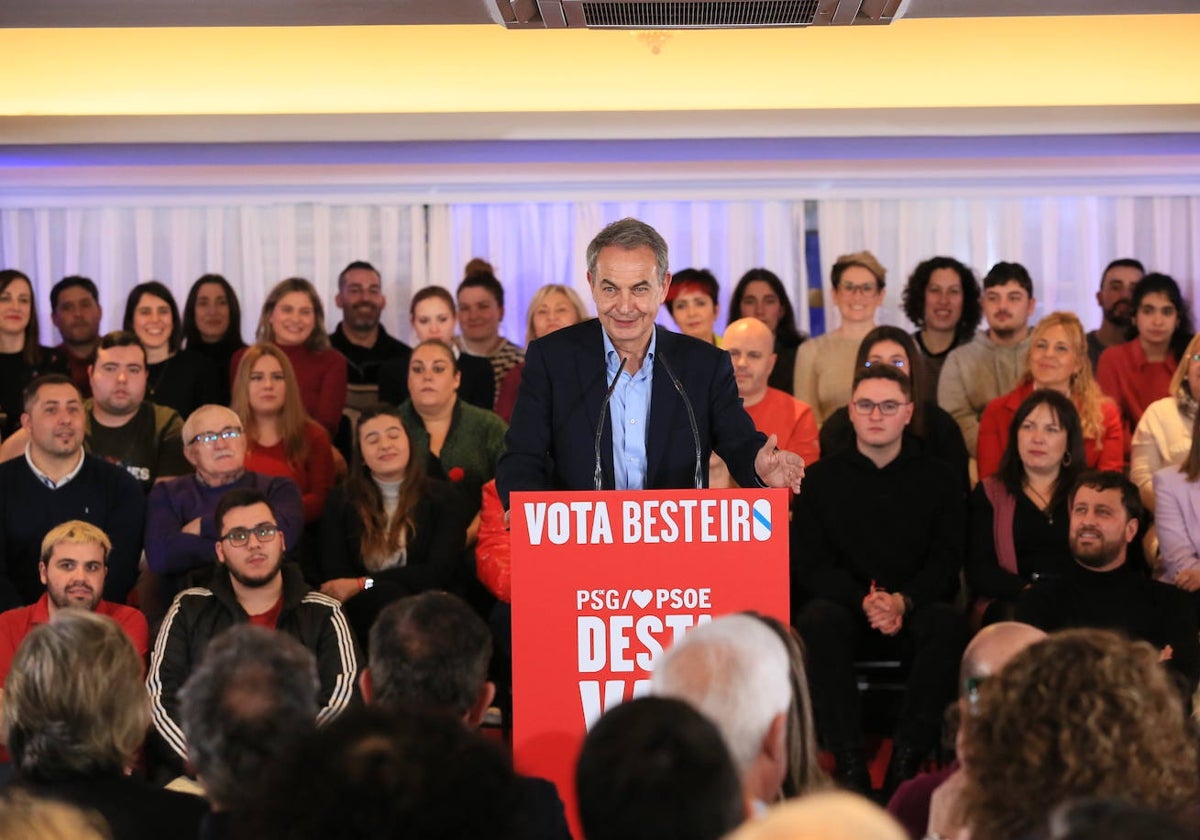 El expresidente del Gobierno José Rodríguez Zapatero, en un mitin en Lugo este martes