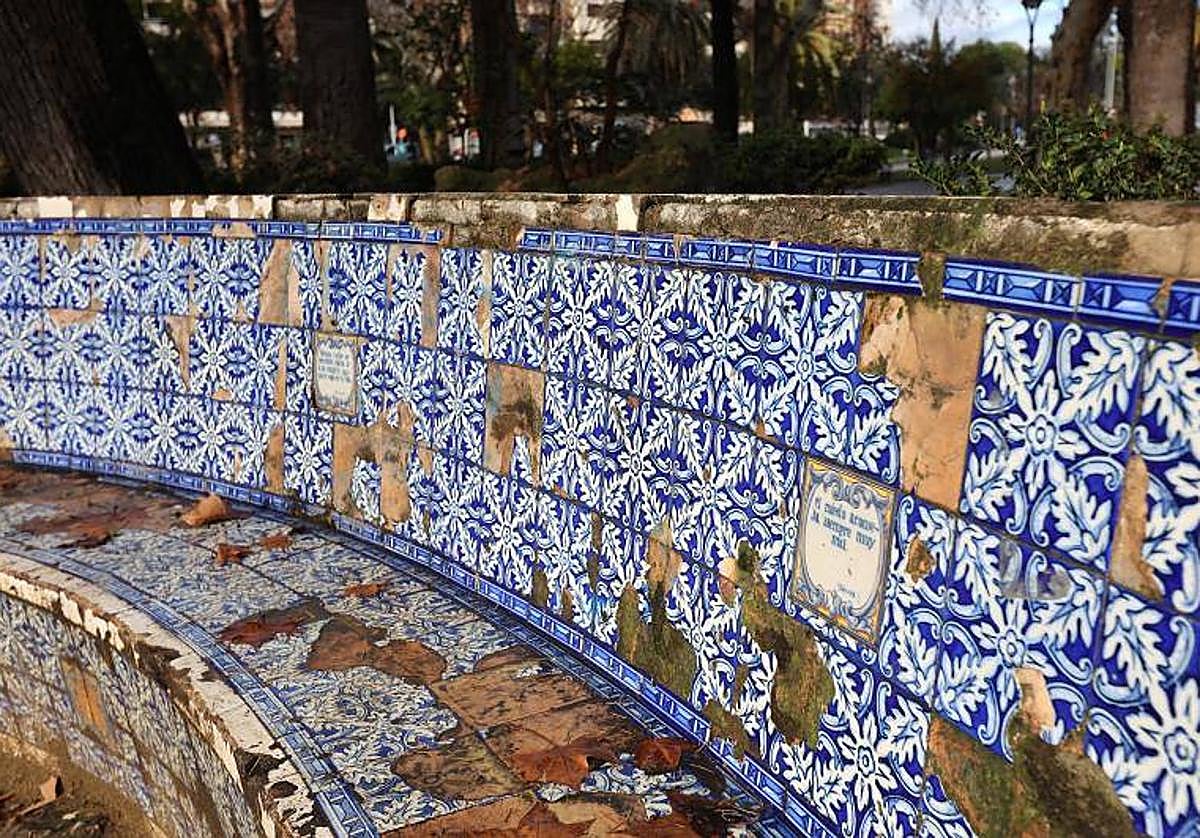 Uno de los bancos con azulejos de Juan Ruiz de Luna, en los Jardines de la Agricultura, visiblemente deteriorado