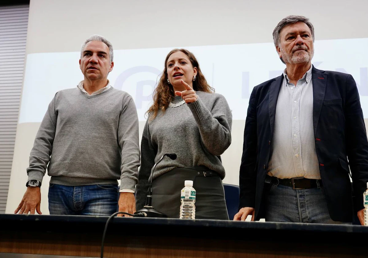 El vicesecretario de Política Autonómica y Municipal del Partido Popular, Elías Bendodo, el secretario general del PPCyL, Francisco Vázquez, y la presidenta del PP de León, Ester Muñoz