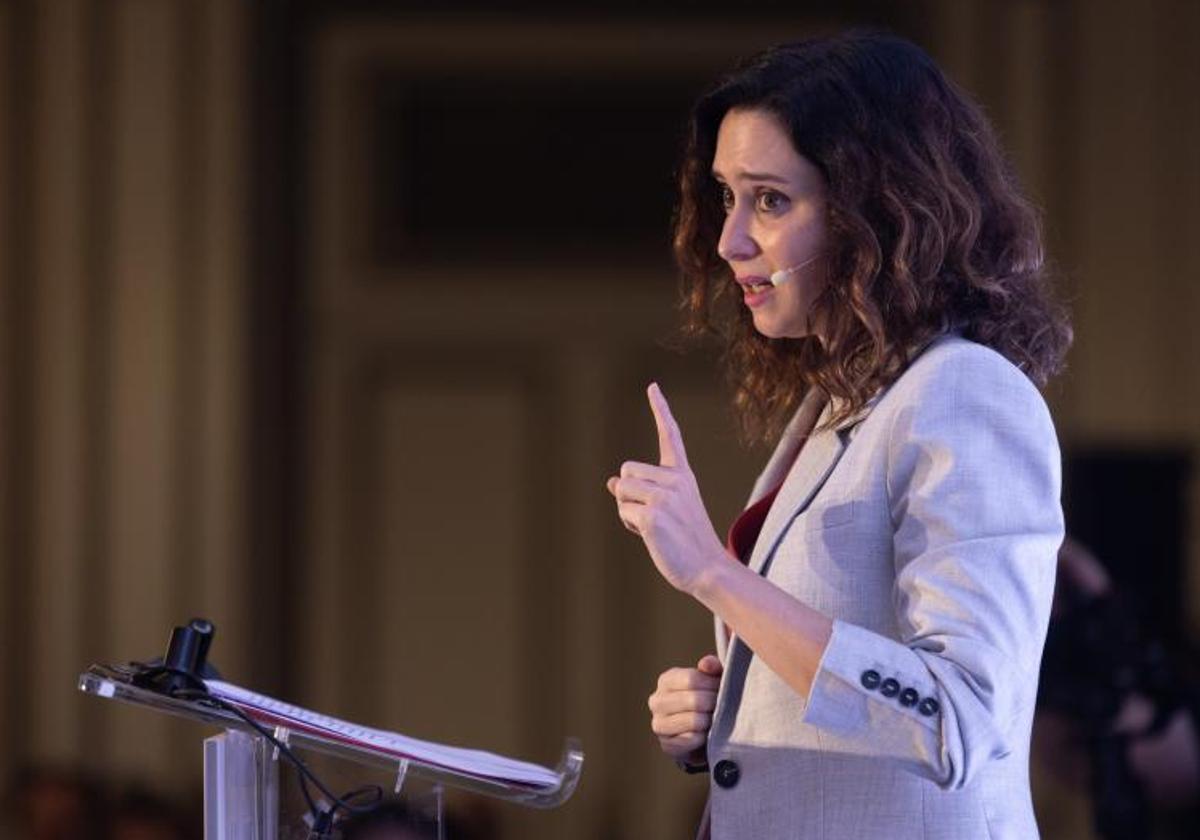 La presidenta de la Comunidad de Madrid, Isabel Díaz Ayuso, durante el desayuno-coloquio