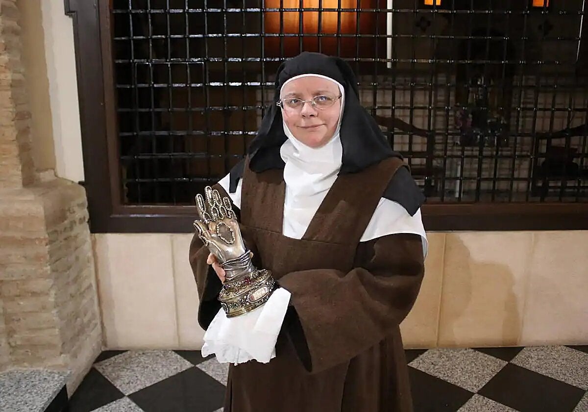 Sor Jennifer sostiene la reliquia de Santa Teresa
