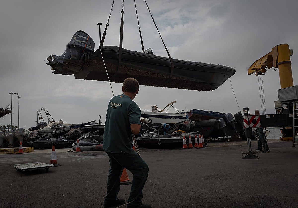 Un agente de la Guardia Civil, en el puerto de Algeciras con una narcolancha intervenida
