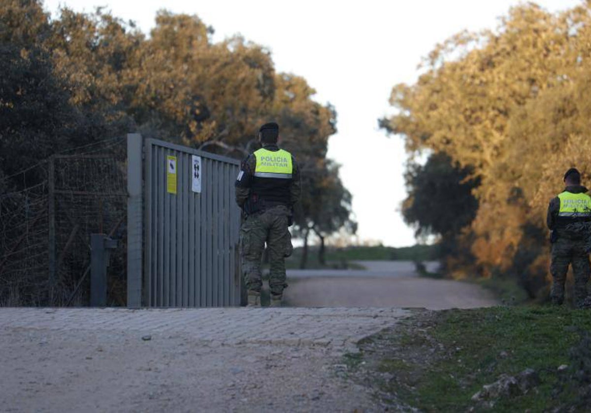 Entrada a la zona del lago artificial en la Base Militar de Cerro Muriano (Córdoba), custodiada por dos soldados