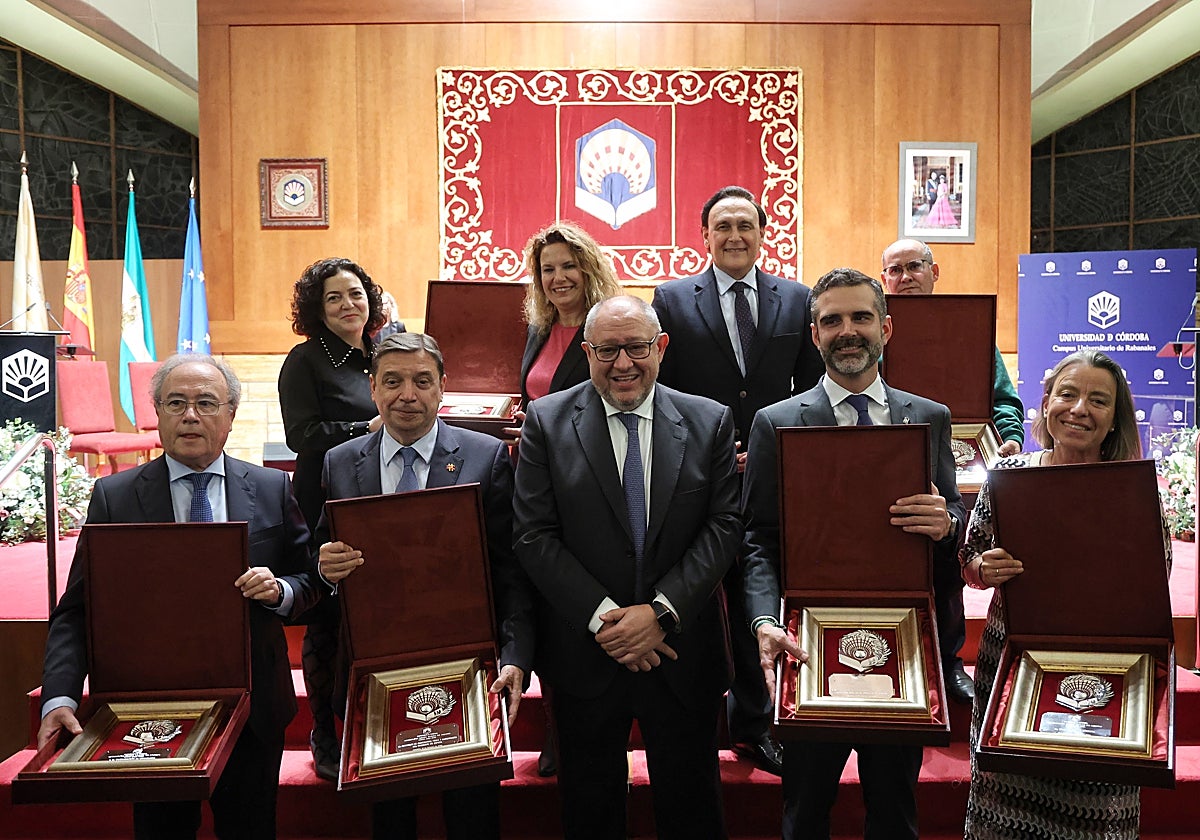 Foto de familia de los principales premiados en la gala de la Universidad de Córdoba