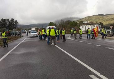 Agricultores y ganaderos intensifican los cortes: la A-306 en Cañete, la A-4 en El Carpio y dos vías en Alcaracejos