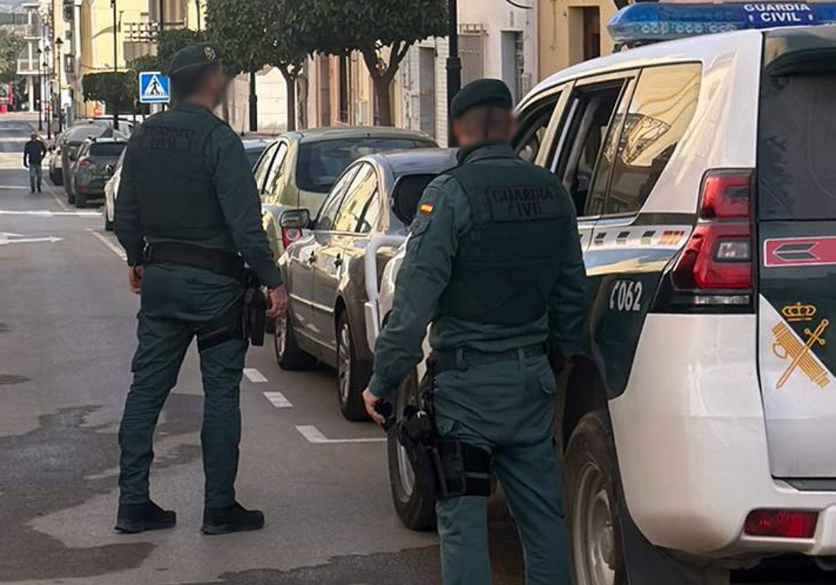 Imagen de archivo de dos agentes de la Guardia Civil en Almería.