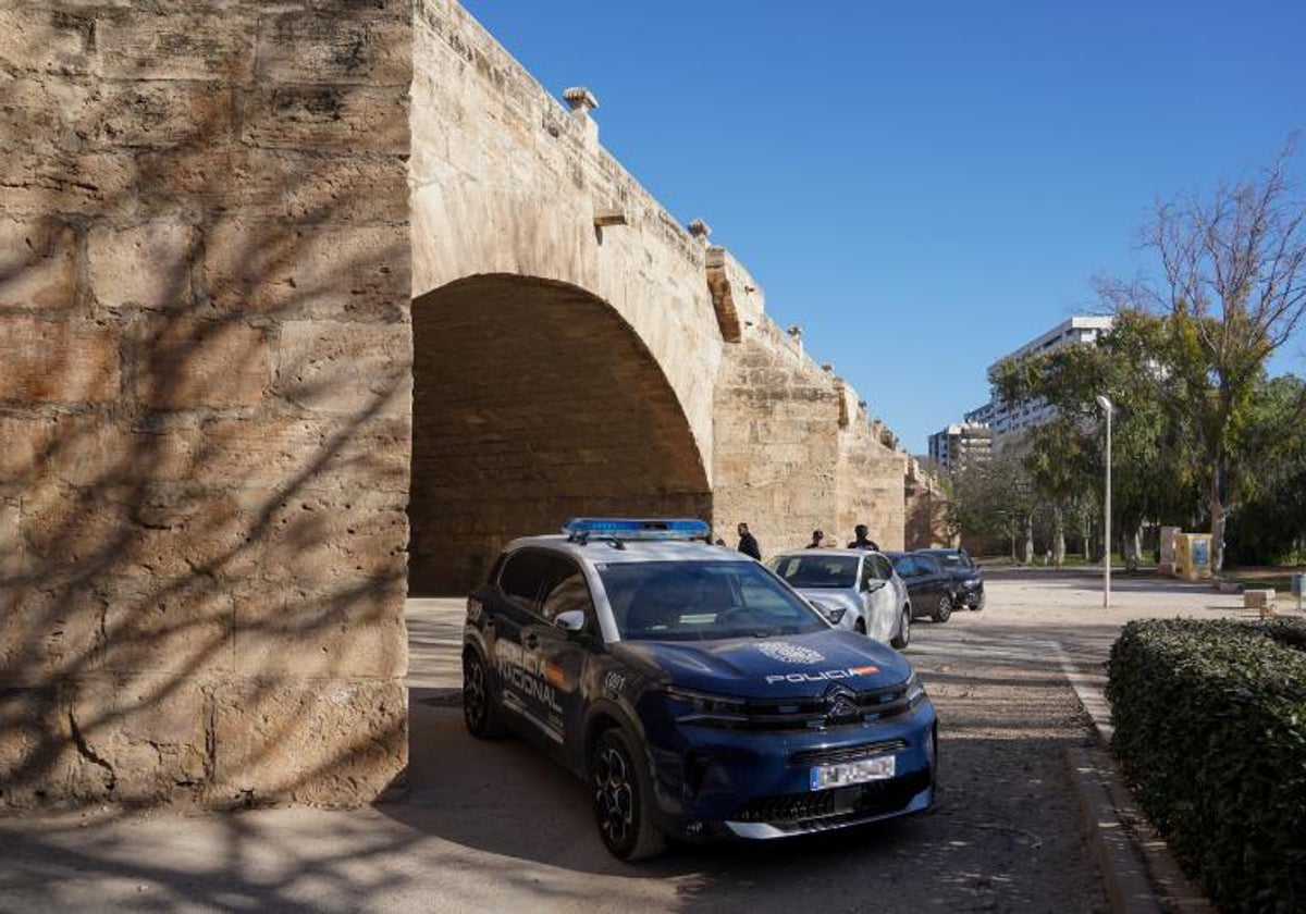 Imagen de archivo de un coche patrulla de la Policía Nacional bajo el Puente del Real, en el Jardín del Turia de Valencia