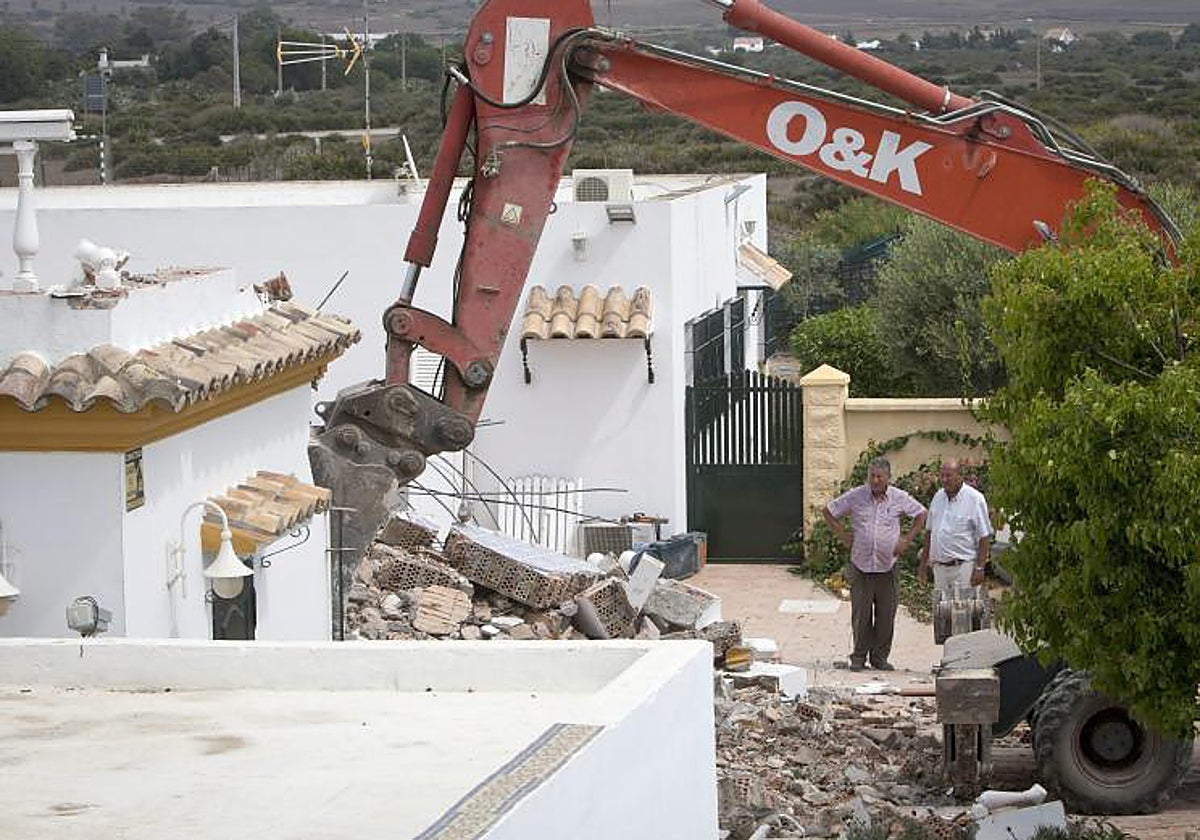 Momento del derribo de una de las viviendas «ilegales» construidas en la playa de Vejer de la Frontera en suelo no urbanizable