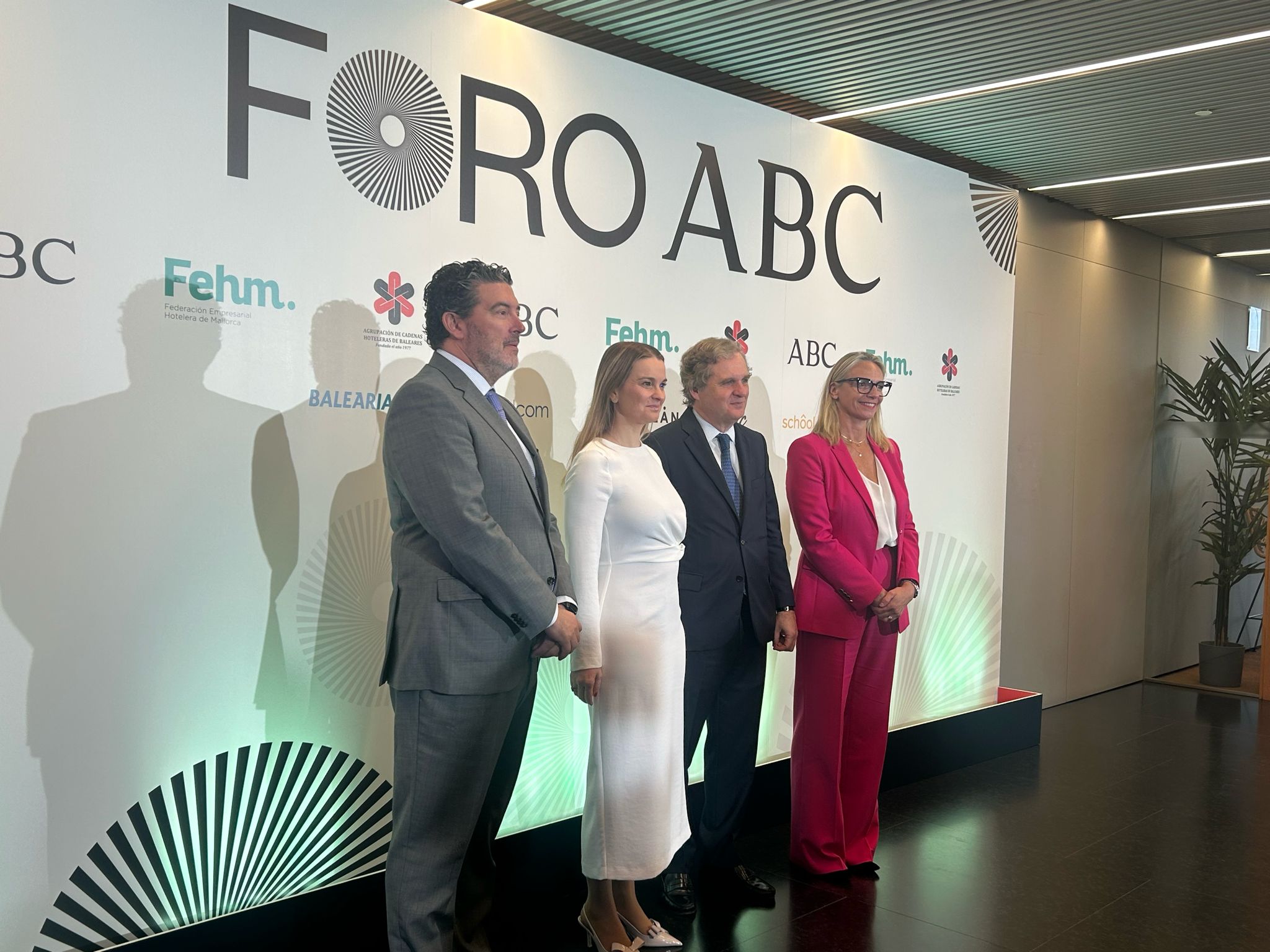 Julián Quirós, director de ABC, Margalida Prohens, presidenta de Baleares, Ignacio Ybarra, director de Vocento y María Frontera, presidenta de la Federación Empresarial Hotelera de Mallorca (FEHM)