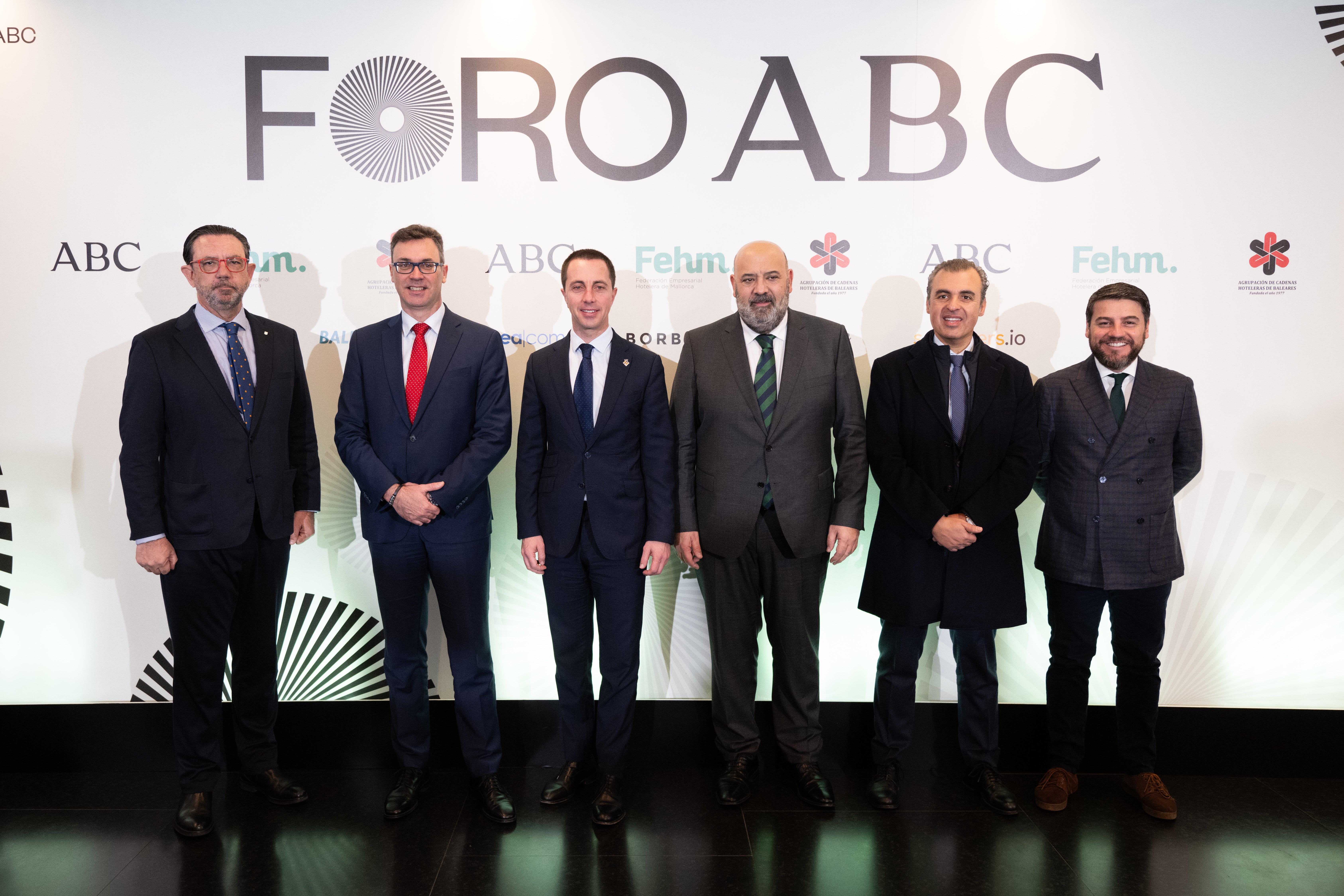 Alejandro Sáenz de San Pedro,  consejero de Empresa, Ocupación y Energía, Antonio Costa, consejero de Economía, Hacienda e Innovación, Llorenç Galmés, presidente del Consell de Mallorca, Jaime Martínez Llabrés, alcalde de Palma de Mallorca, Antonio Alcover, Antoni Vera, consejero de Educación y Javier Bonet,  primer teniente alcalde y concejal de Turismo de Palma 