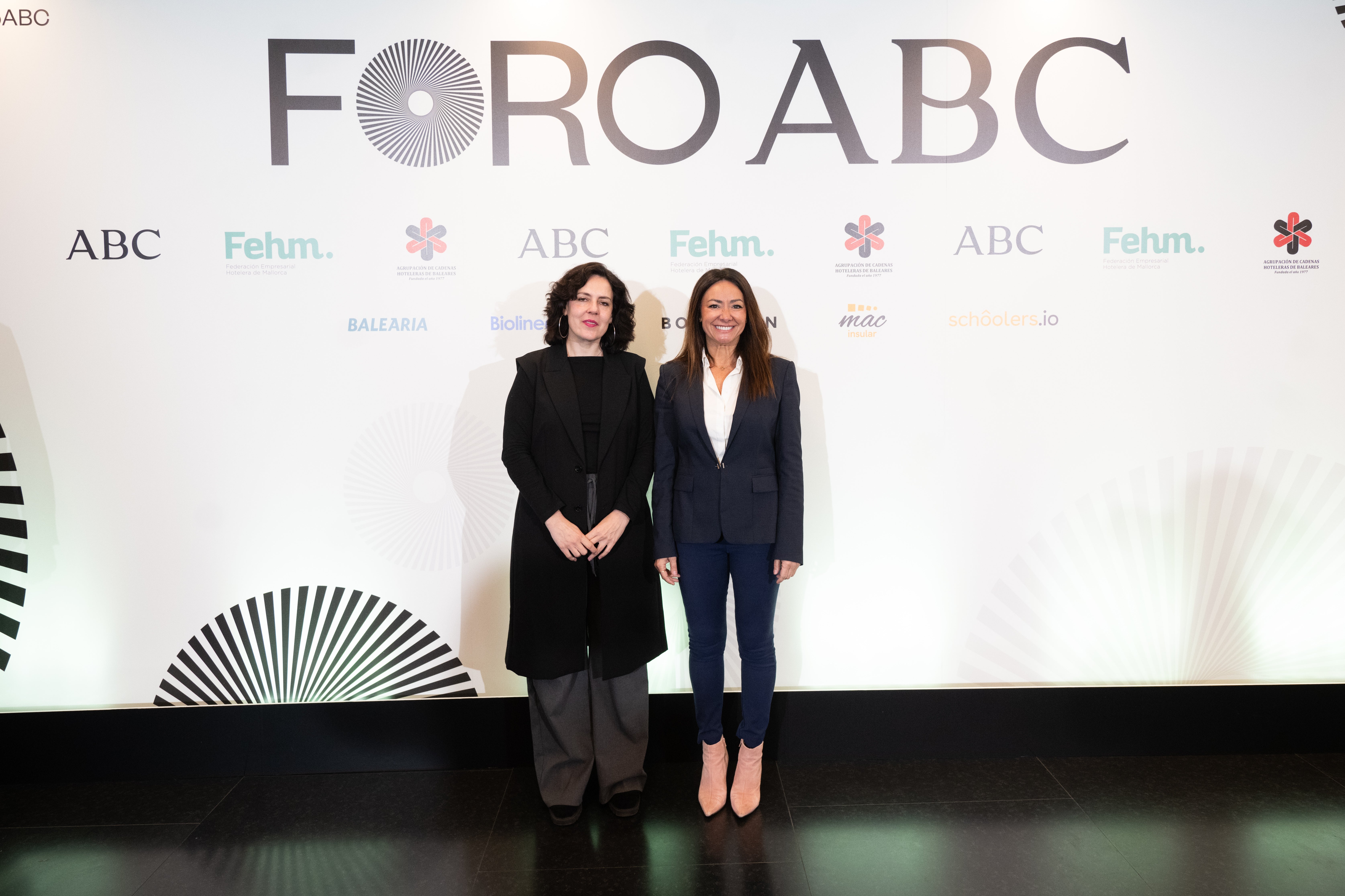 Sandra Fernández Herranz, secretaria general del PP y diputada de Baleares y Marta Vidal, consejera de Vivenda, Territorio y Mobilidad