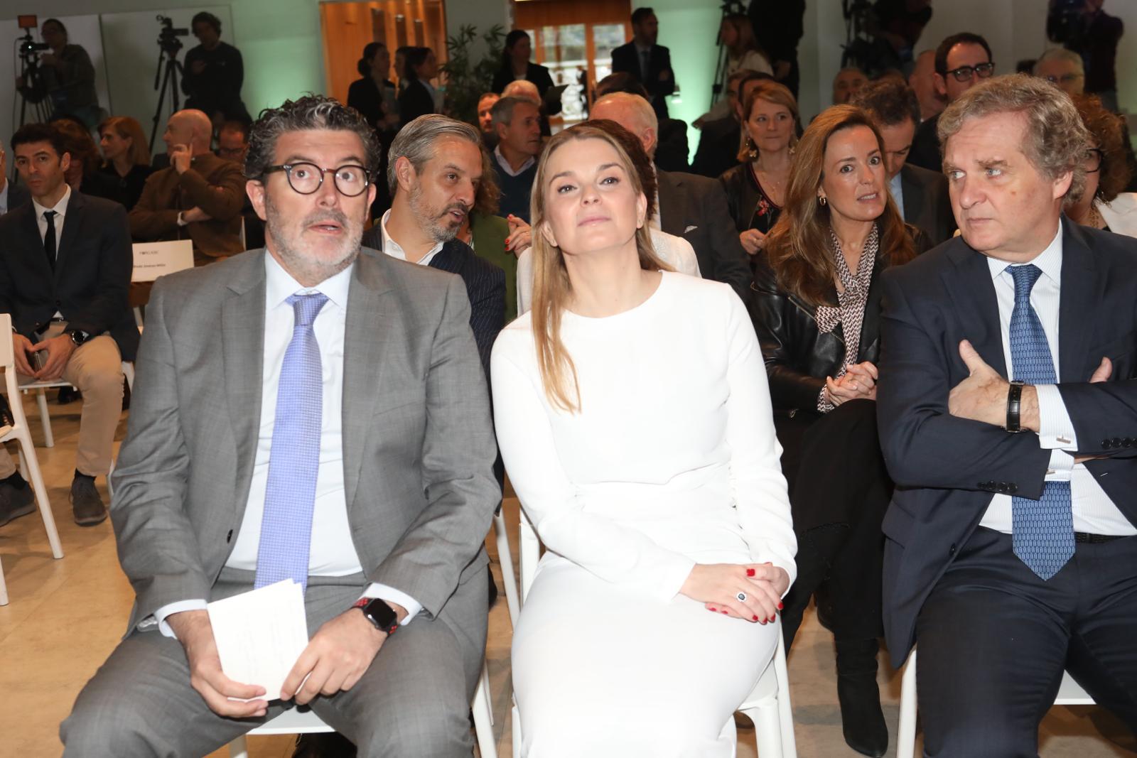 Julián Quirós, director de ABC, Margalida Prohens, presidenta de Baleares, Ignacio Ybarra, presidente de Vocento 