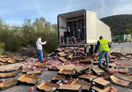 Agricultores vuelcan la carga de tomates de camiones en la provincia de Granada