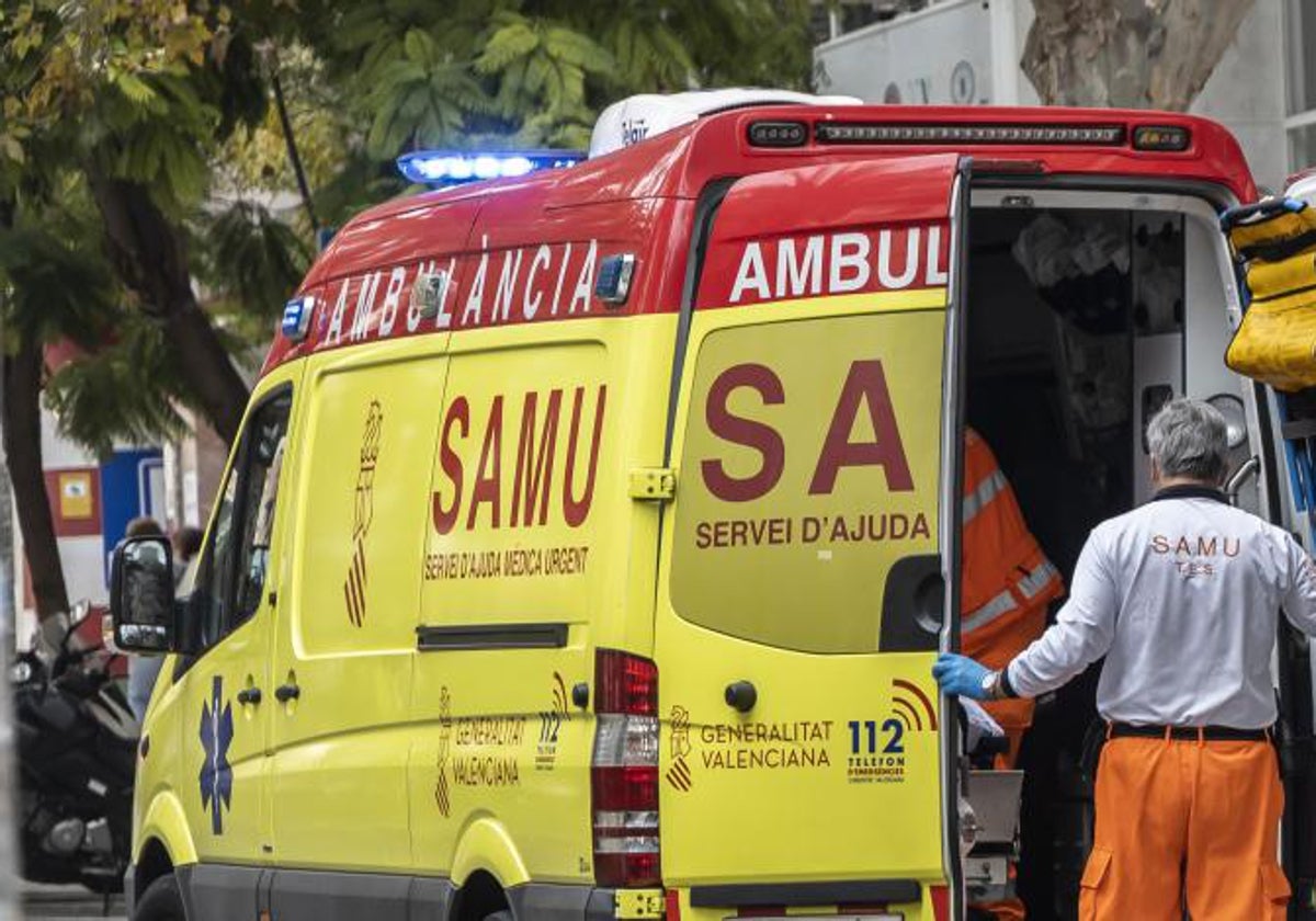 Imagen de archivo de una ambulancia SAMU en Alicante