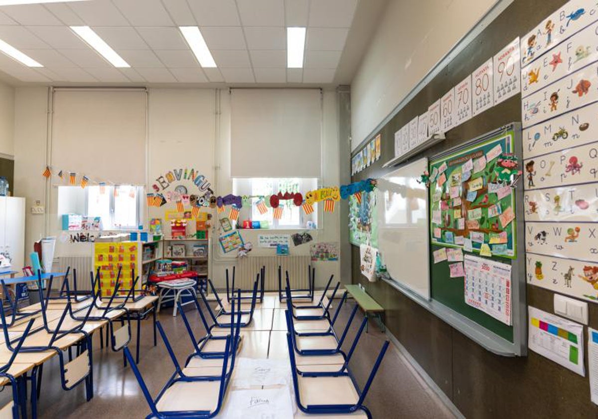 Un aula vacía en un centro educativo de la Comunidad Valenciana, en imagen de archivo.