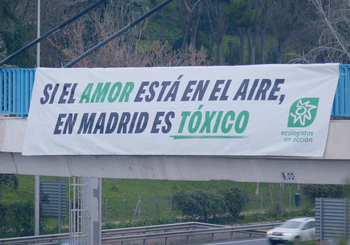 Pancarta colgada por Ecologistas en Acción en la M30