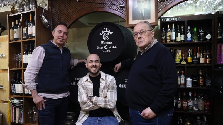 Rafael Salcedo, a la derecha, junto a Javier y Rafael, ante tres barriles, pues los vinos son otro de los puntos fuertes de la taberna, como en sus orígenes