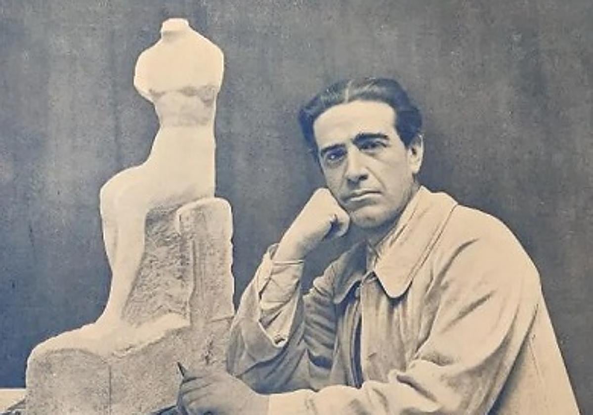 Mateo Inurria, fotografiado en su estudio con una de sus obras