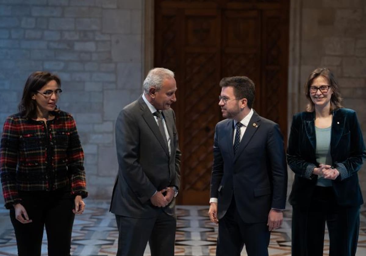 La consellera Meritxell Serret (derecha), junto al presidente de la Generalitat de Cataluña, Pere Aragonès, y representantes de Unión del Mediterráneo.