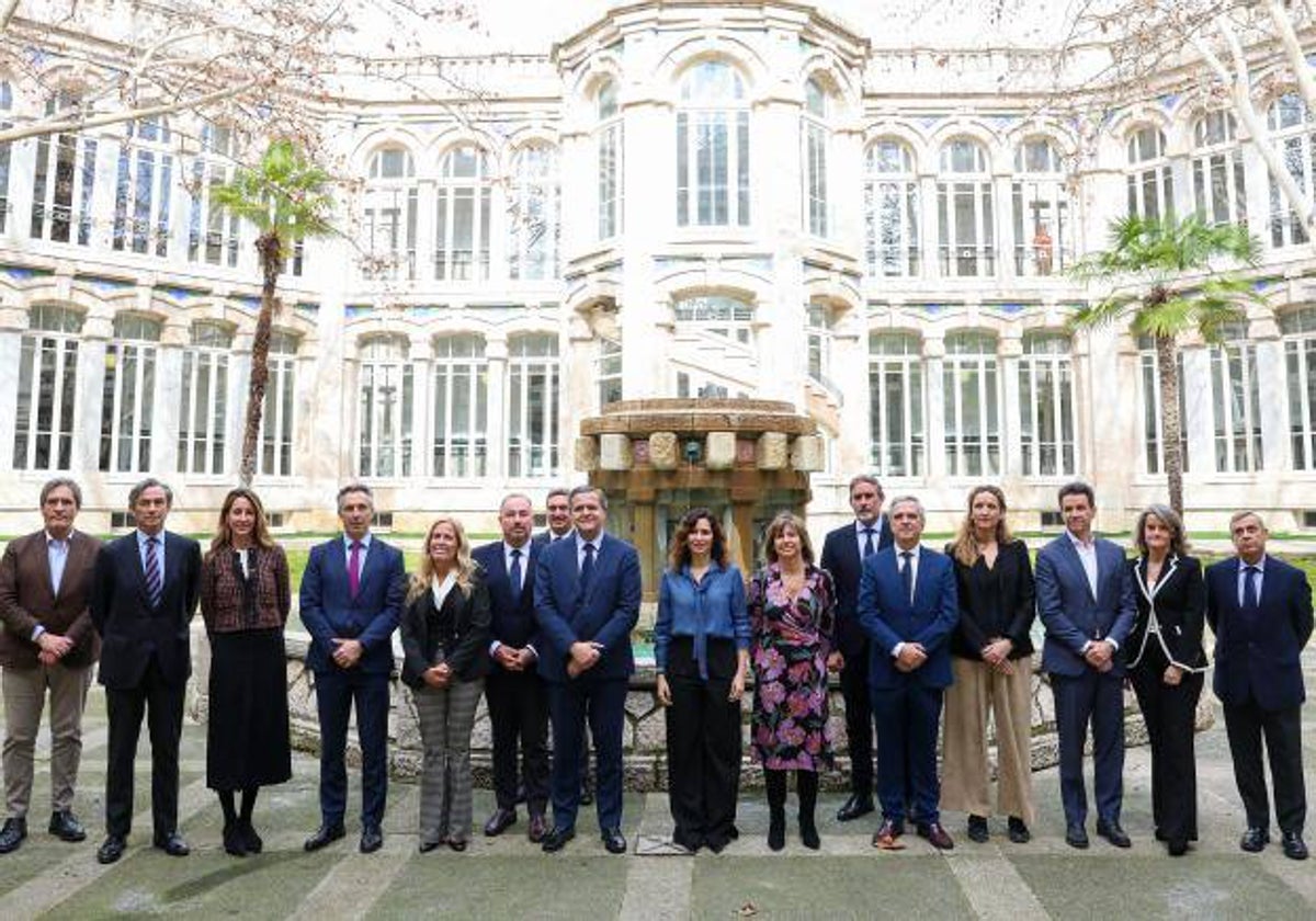 Foto de familia de los participantes en el Pacto Regional por la Vivienda