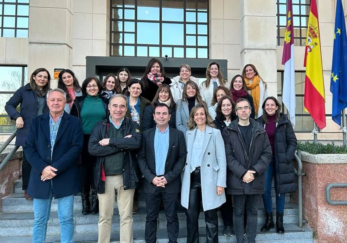 El delegado provincial de Educación con participantes de seis provincias en el encuentro educativo en Toledo