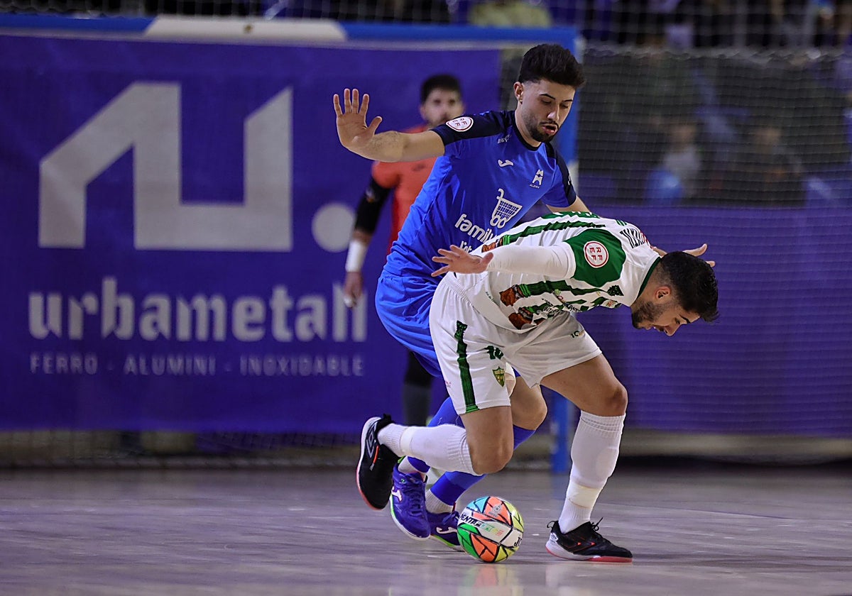 Lucas Perin, presionado este miércoles en la pista del Alzira