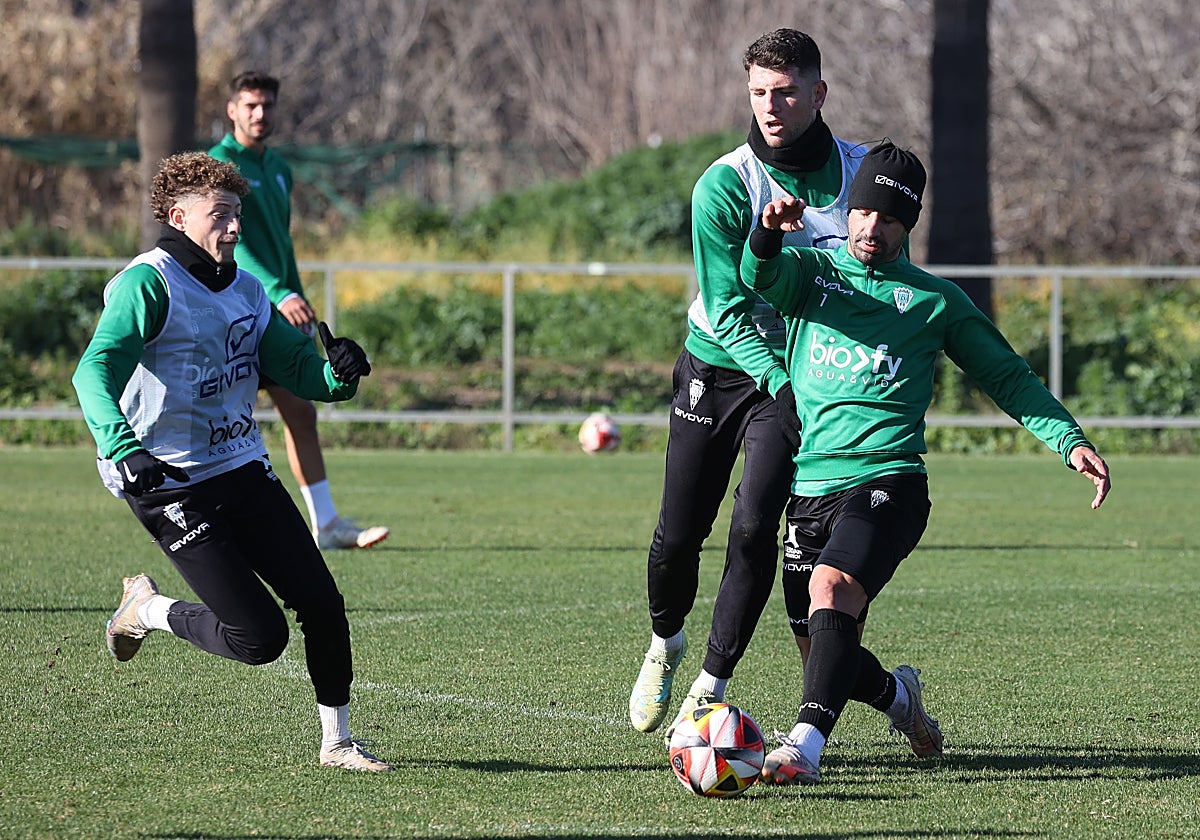 Simo Bouzaidi, a la izquierda, corre hacia Kike Márquez