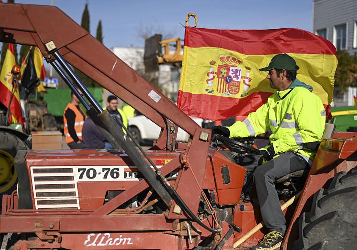 Un agricultor durante la marcha con un centenar de tractores en Castellón