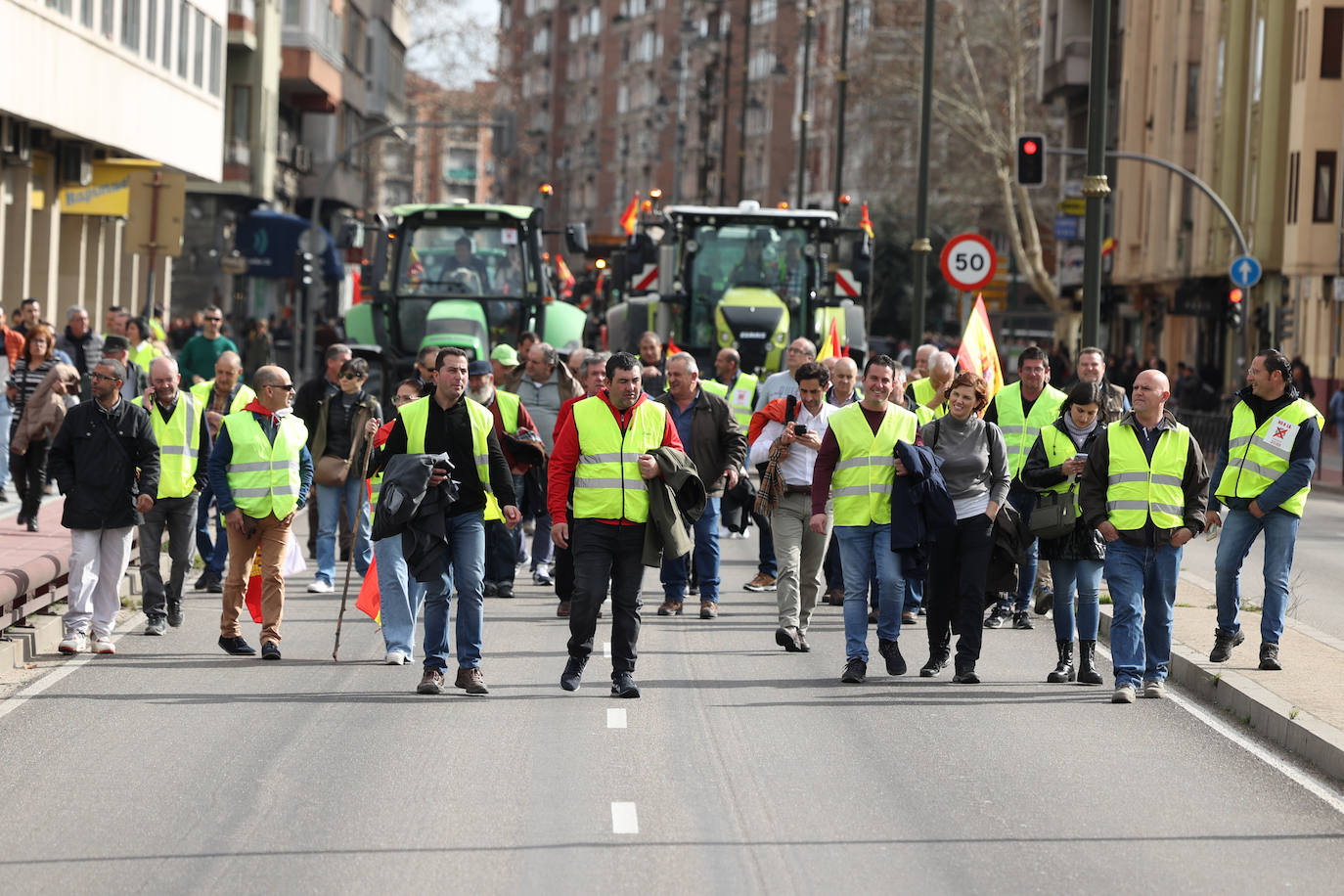 Agricultores y ganaderos de Valladolid encabezando la marcha de este miércoles