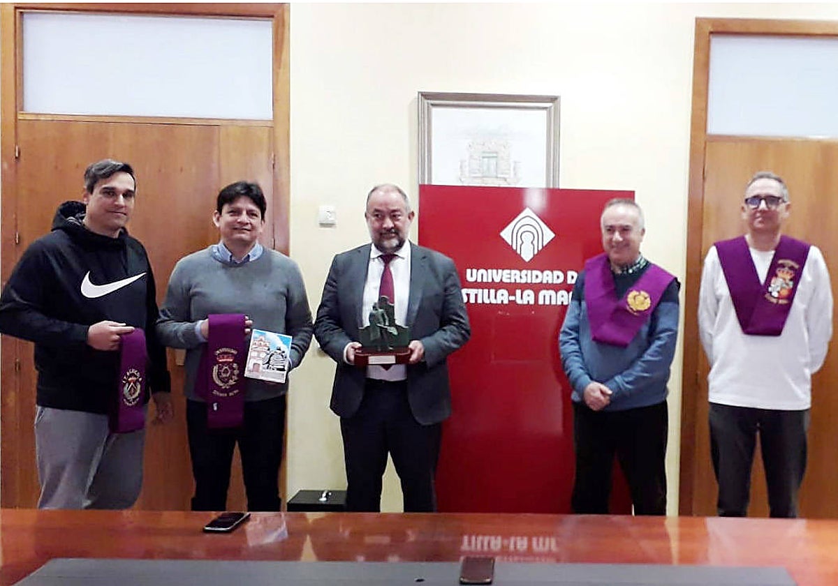 El rector, Julián Garde, ha recibido a la Tuna de Ciudad Real