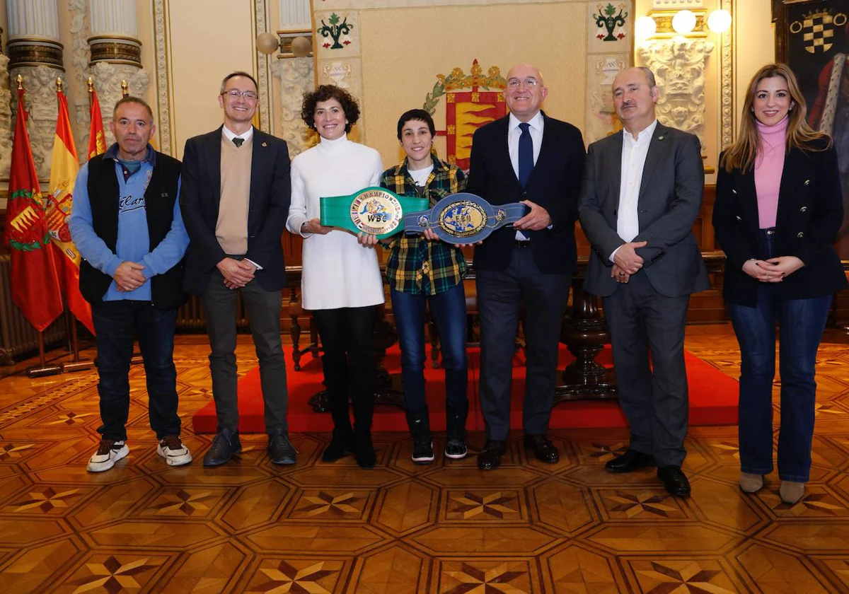 El alcalde de Valladolid, junto a la boxeadora Isabel Rivero y sus dos cinturones de campeona, junto a concejales del Ayuntamiento