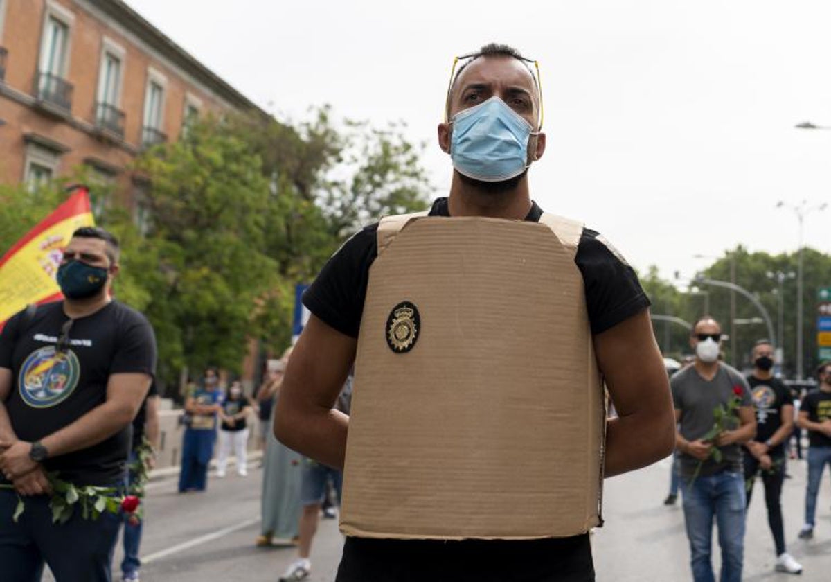 Protesta de policías y guardias civiles frente al Congreso de los Diputados