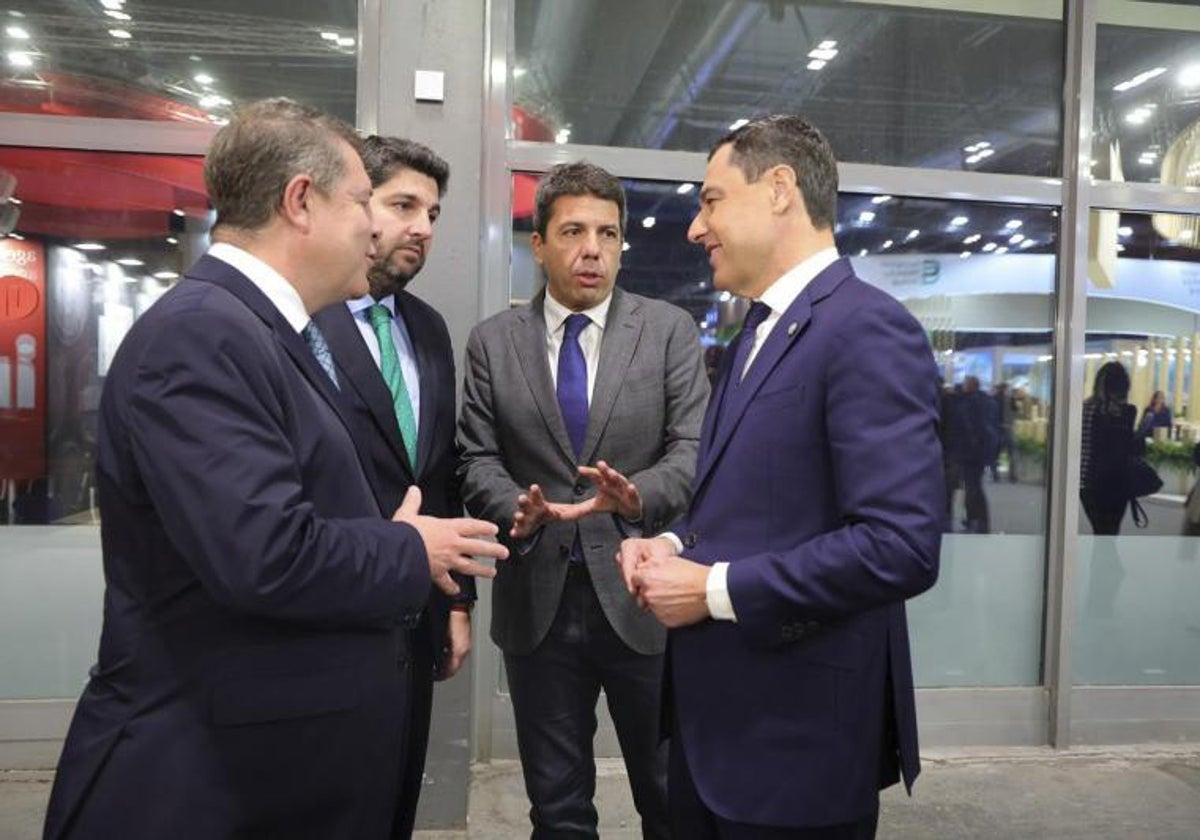 Carlos Mazón y Emiliano García-Page, en la feria de turismo de Fitur en Madrid.