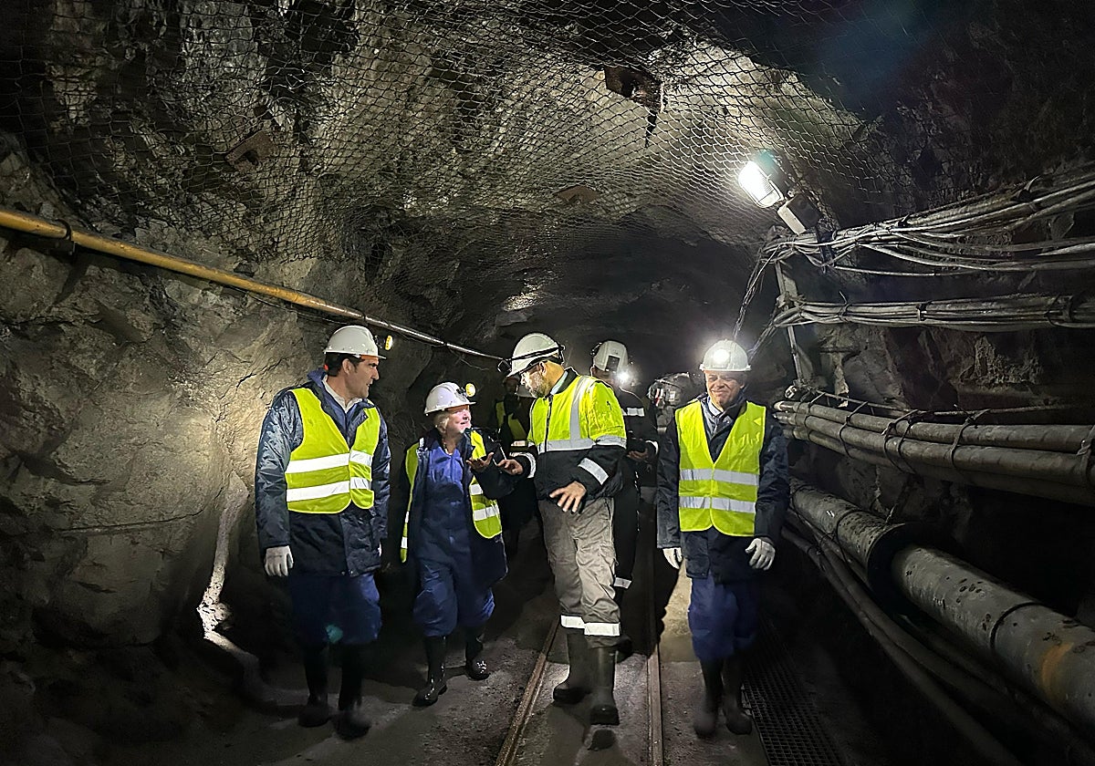 La comisaria europea Elisa Ferreira y el consejero de Medio Ambiente, Juan Carlos Suárez-Quiñones, en la mina de la Fundación Santa Bárbara