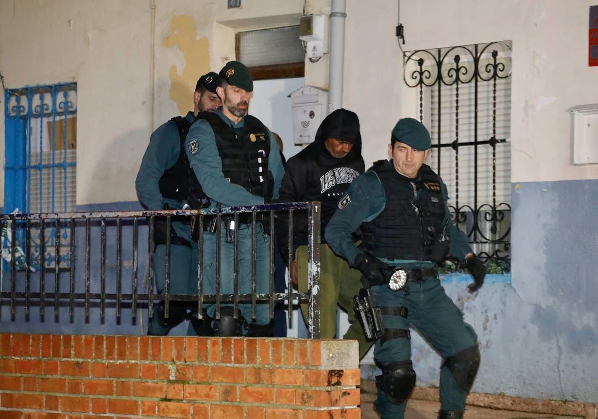 Dilawar Hussain, asesino confeso de los tres ancianos de Morata de Tajuña, en el registro de su casa en Arganda del Rey, el 22 de enero pasado