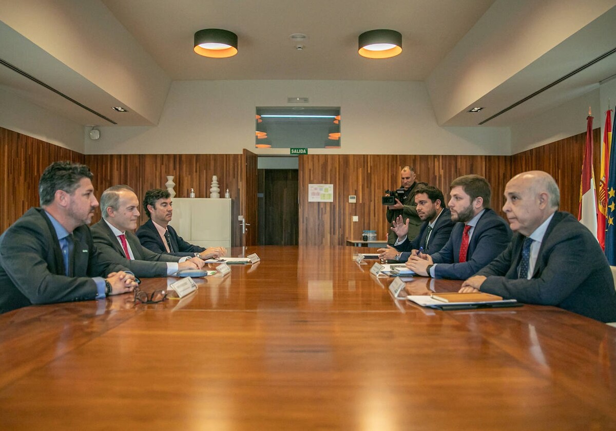 Un momento de la reunión de los dos consejeros con sus equipos este jueves