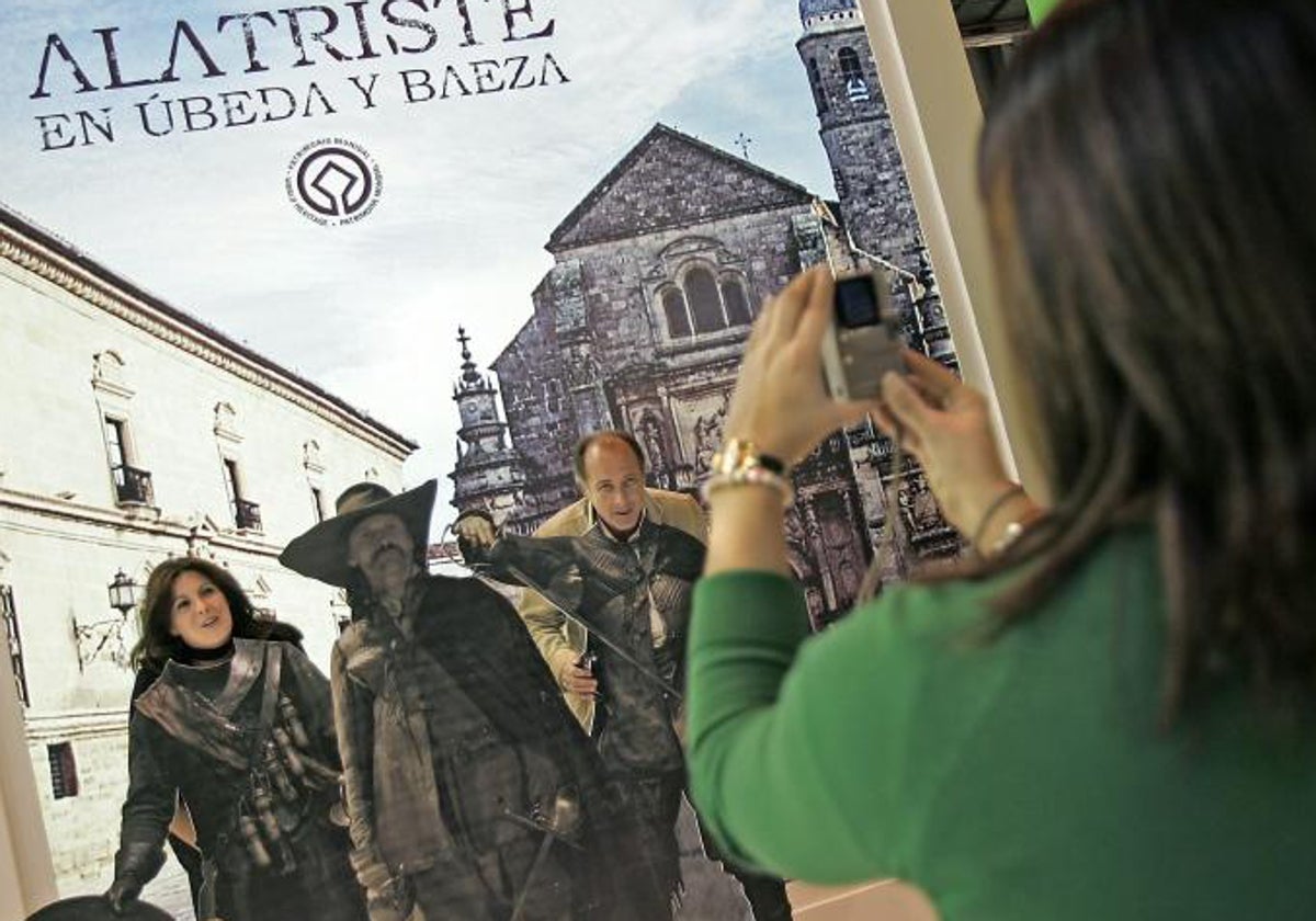 El cantante José Manuel Soto (c) y la diputada María Ángeles Férriz se fotografían en un trampantojo de la película 'Alatriste' en Fitur en 2007