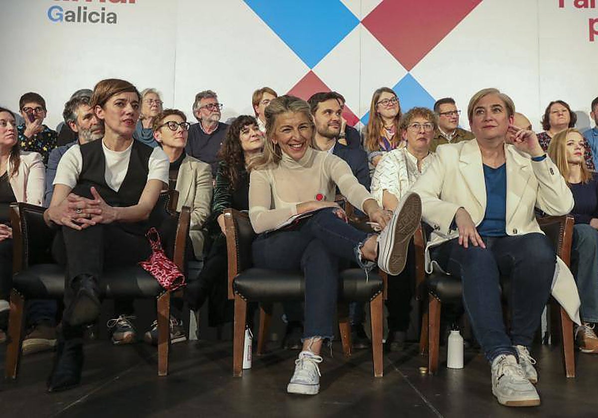 Marta Lois, Yolanda Díaz y Ada Colau, este viernes en el mitin final de Sumar, en Santiago de Compostela