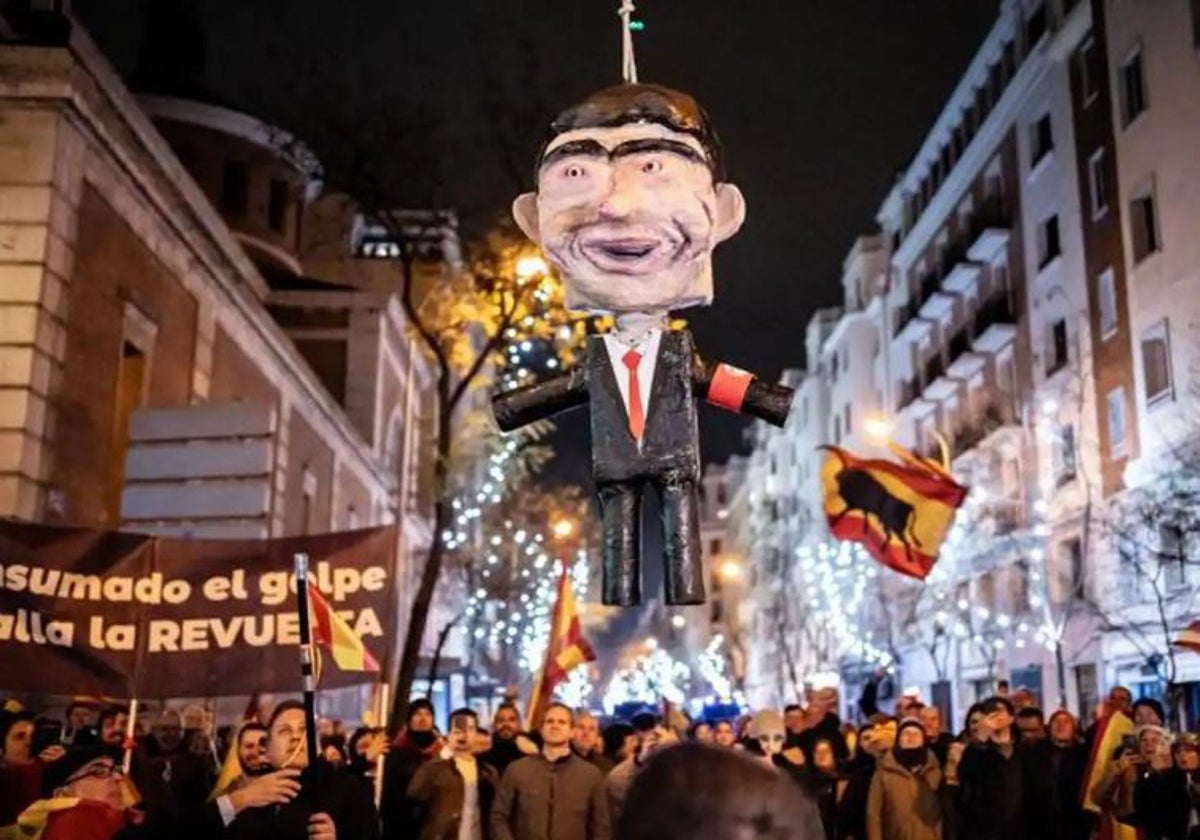 Muñeco de Pedro Sánchez en la manifestación de Ferraz