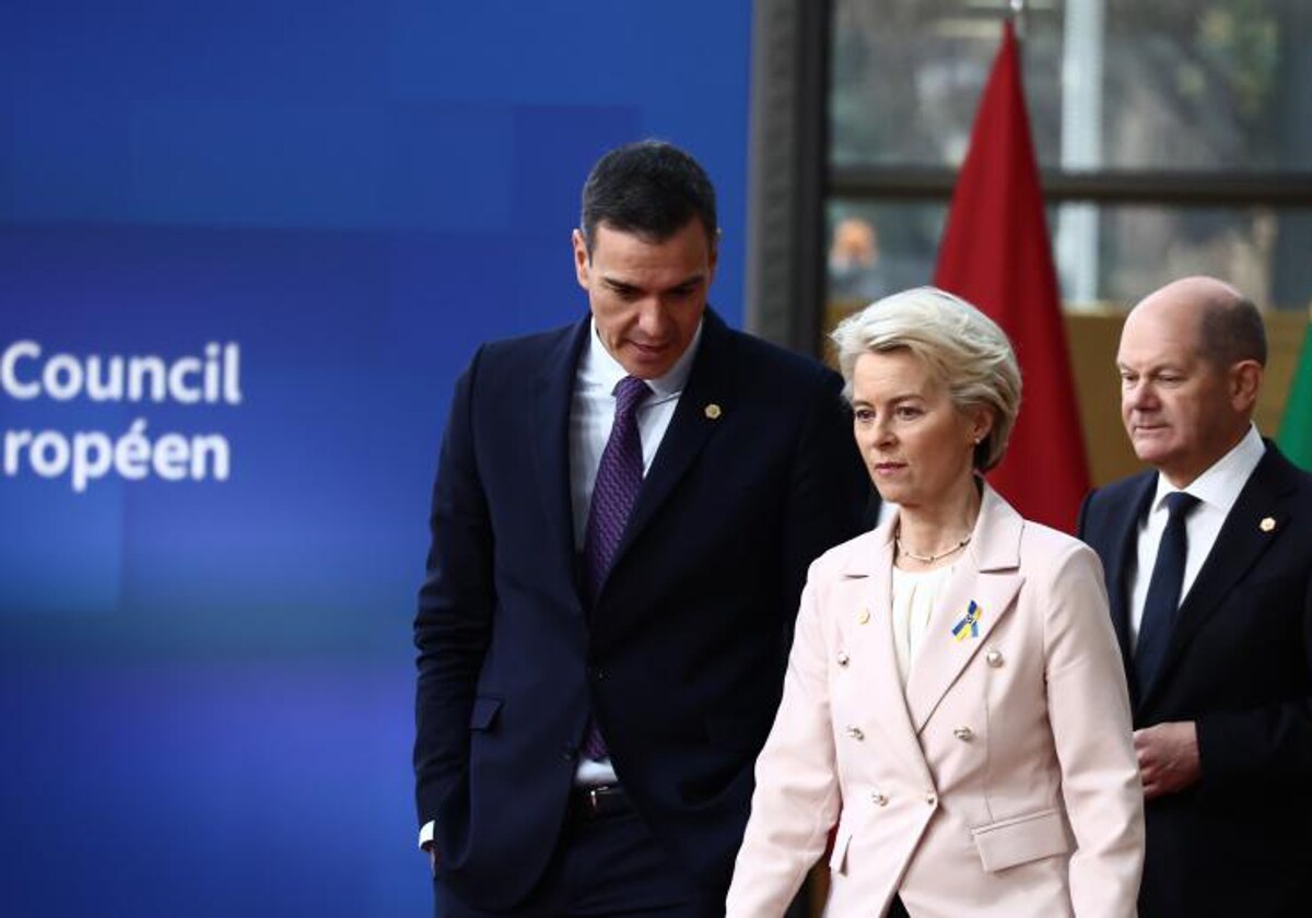 Pedro Sánchez junto a la presidenta de la Comisión Europea, Ursula von der Leyen, y el canciller alemán, Olaf Scholz