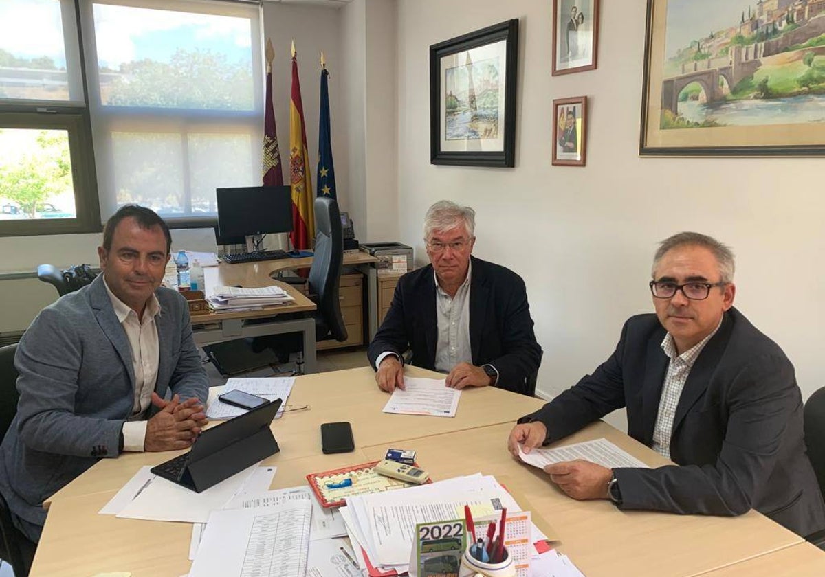 José Manuel Tofiño, con el delegado provincial de Educación, José Gutiérrez, y Carlos Amieba
