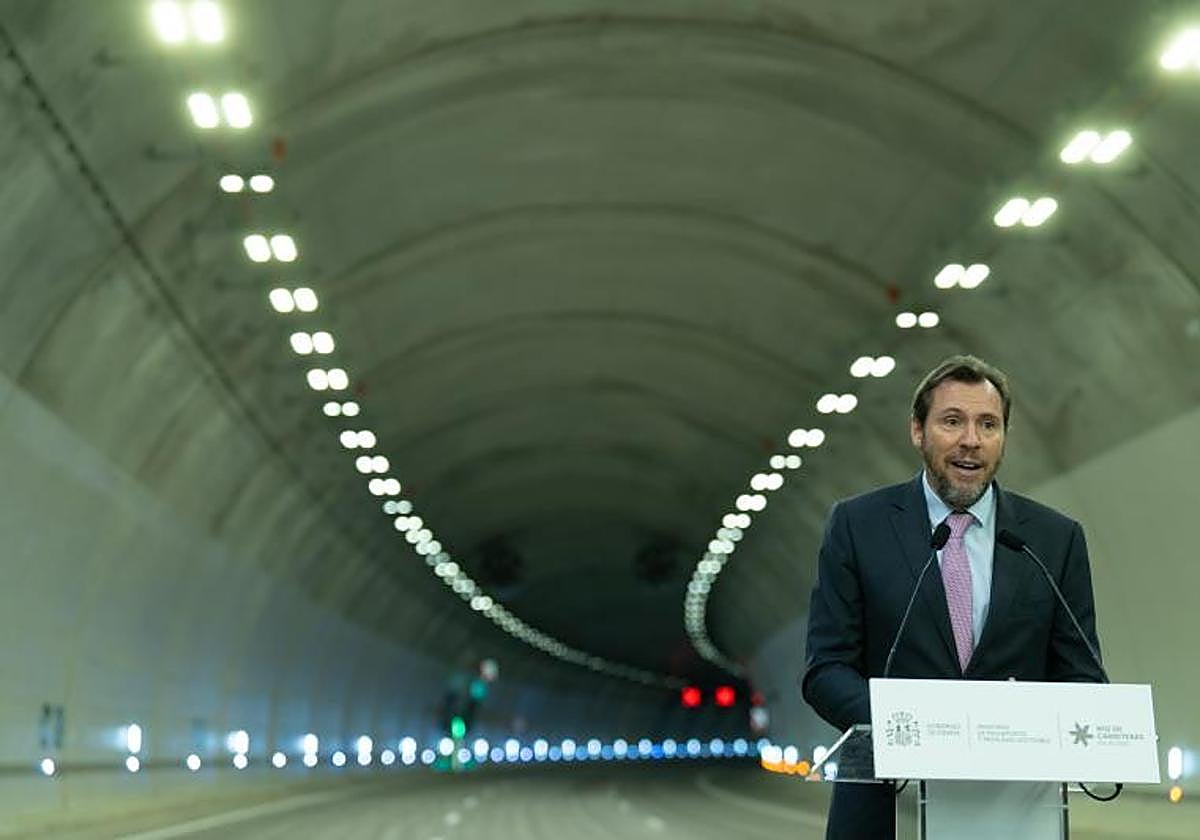 El ministro de Transportes y Movilidad Sostenible, Óscar Puente, interviene durante la puesta en servicio del tramo de la B-40 de Olesa a Viladecavalls