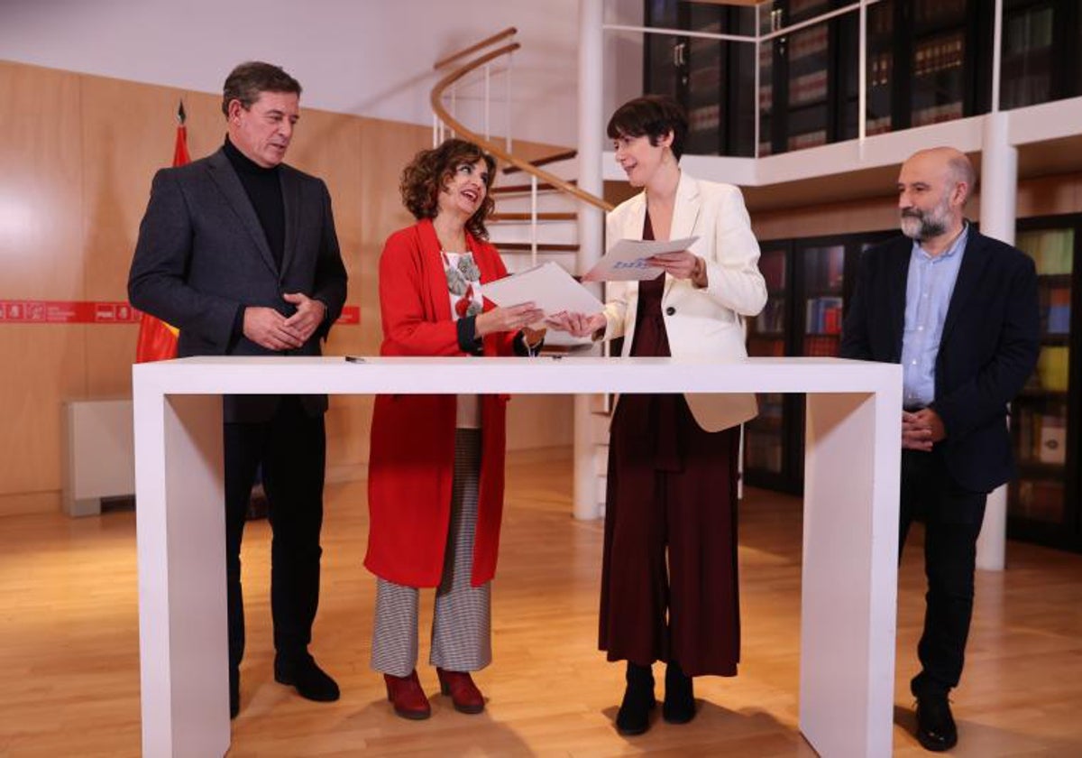 Firma del acuerdo de investidura de Pedro Sánchez entre el PSOE y el BNG