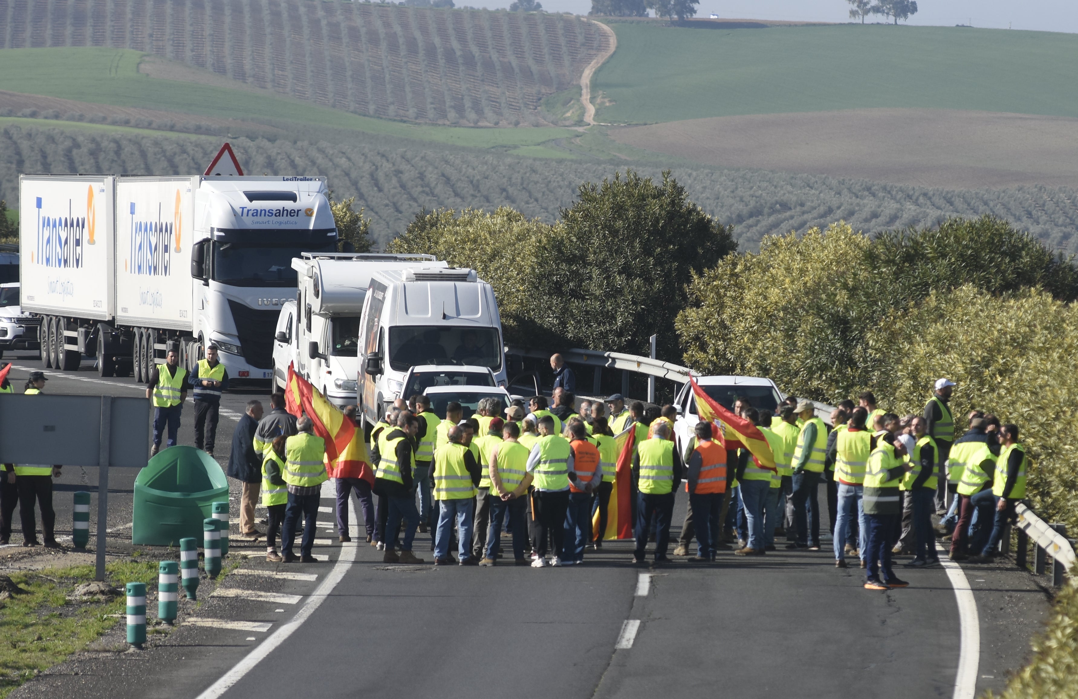 Fotos: el corte de la autovía A-4 por los agricultores en La Carlota